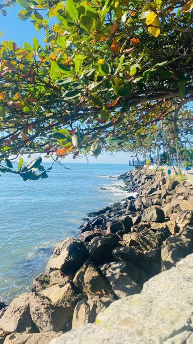Apartamento com vista pro mar no Centro de Ubatuba - com estacionamento 2 quartos e cozinha completa