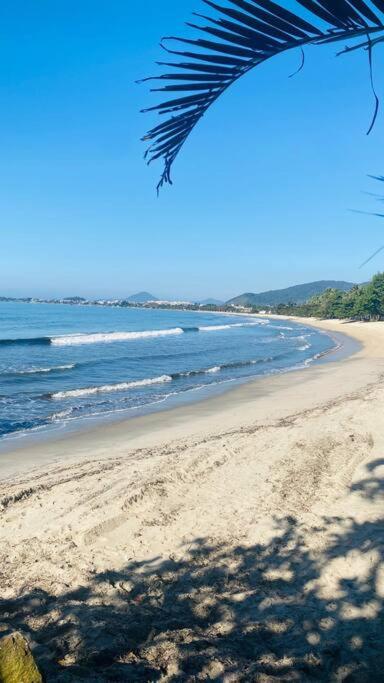 Apartamento com vista pro mar no Centro de Ubatuba - com estacionamento 2 quartos e cozinha completa