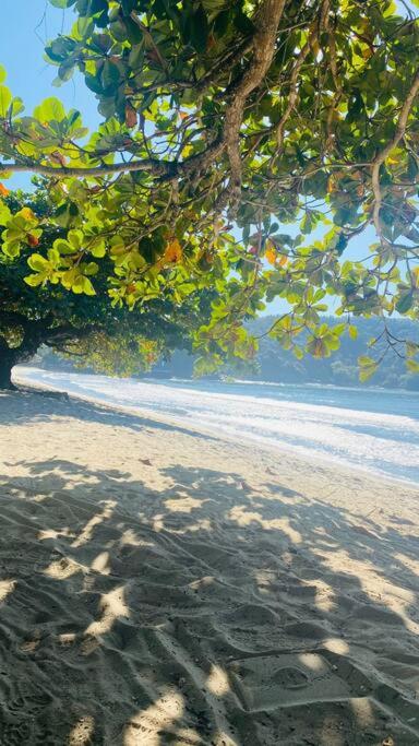 Apartamento com vista pro mar no Centro de Ubatuba - com estacionamento 2 quartos e cozinha completa