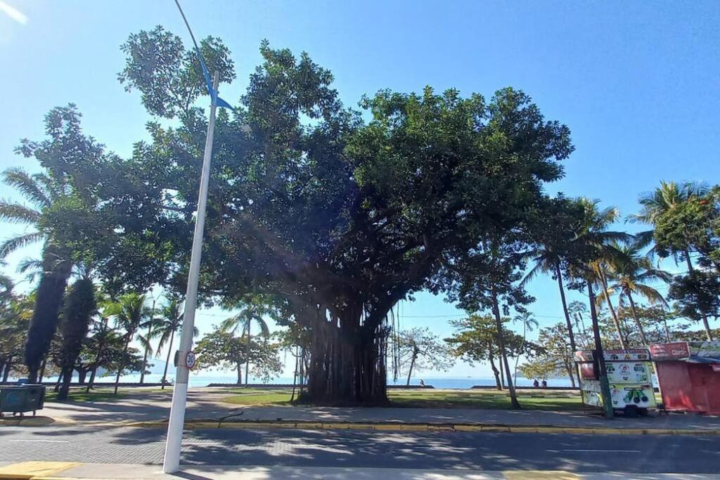 Apartamento com vista pro mar no Centro de Ubatuba - com estacionamento 2 quartos e cozinha completa