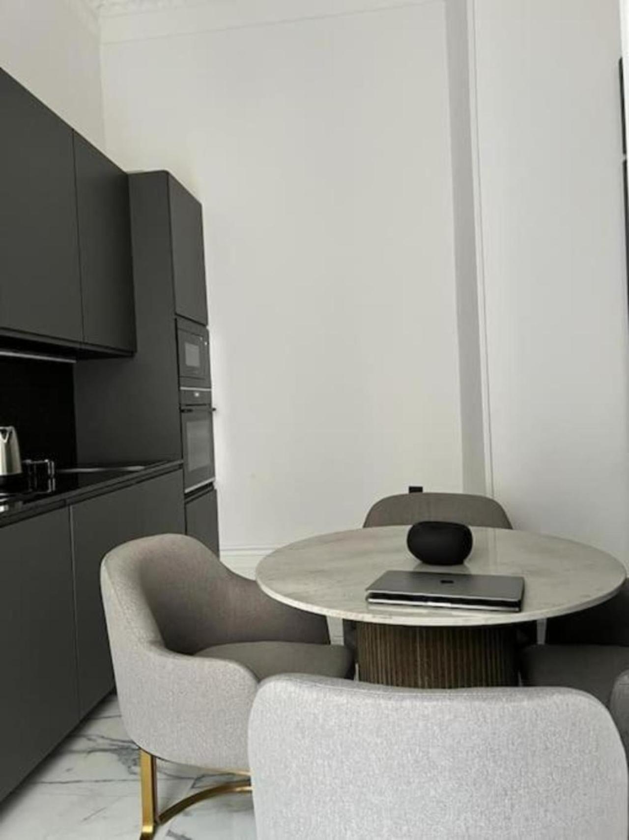Premium Luxury Suite Near Basilica view 2