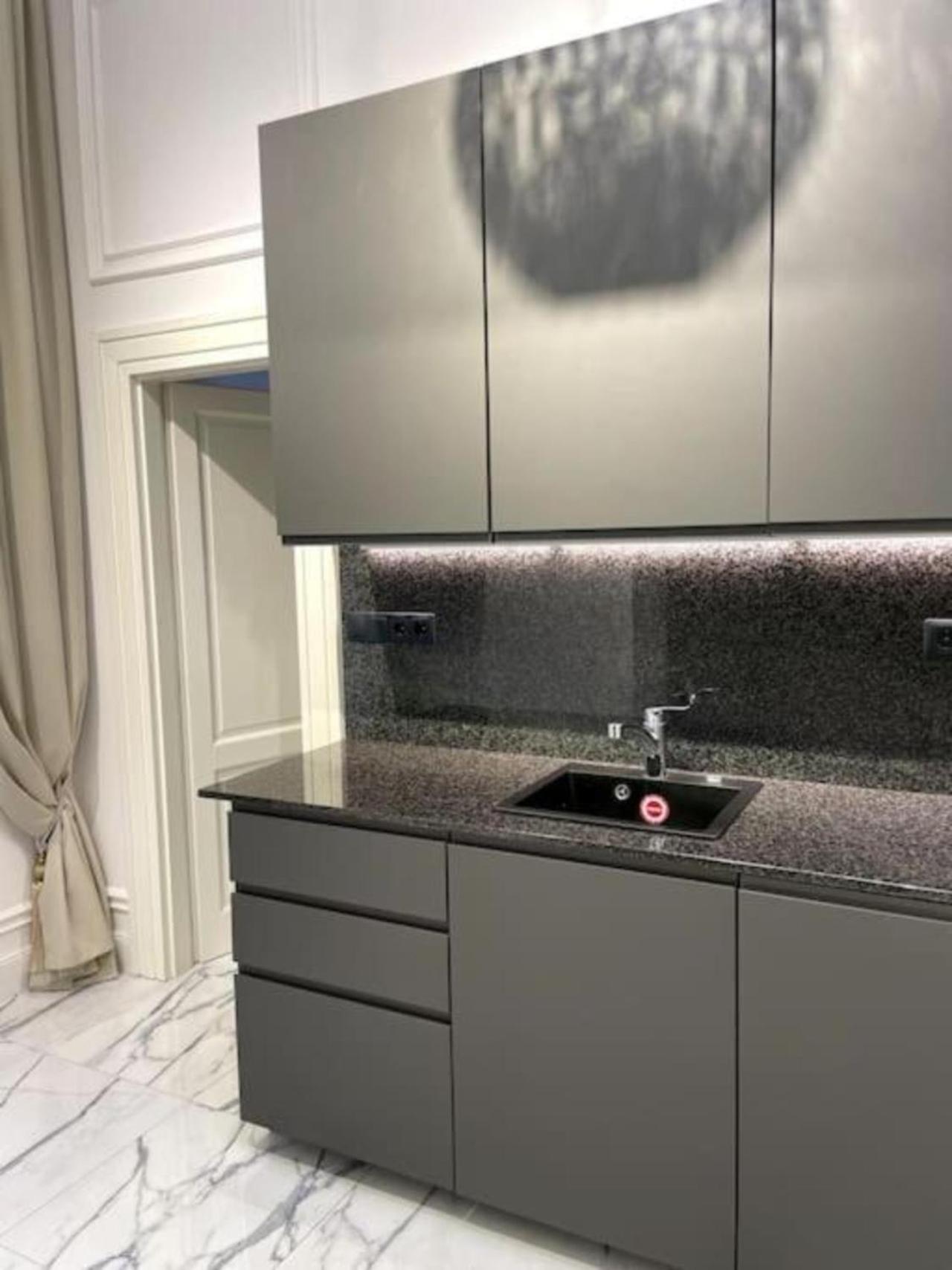 Premium Luxury Suite Near Basilica view 5