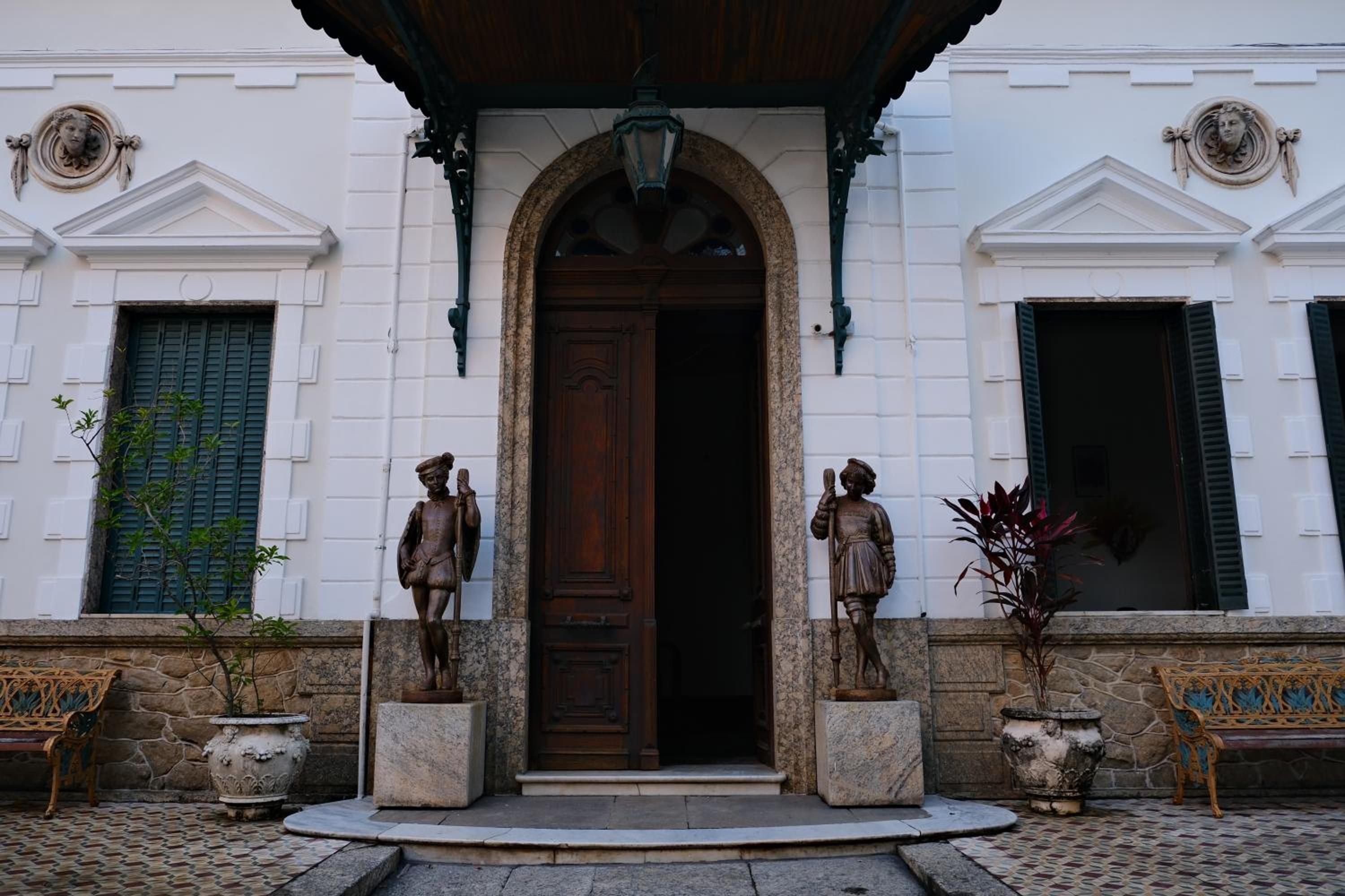 Castelo dos Tucanos Host