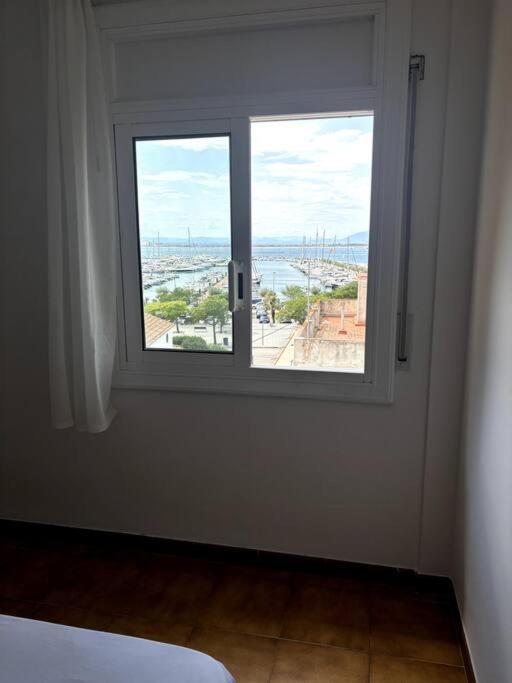 2 Chambre Vue port de plaisance view 5