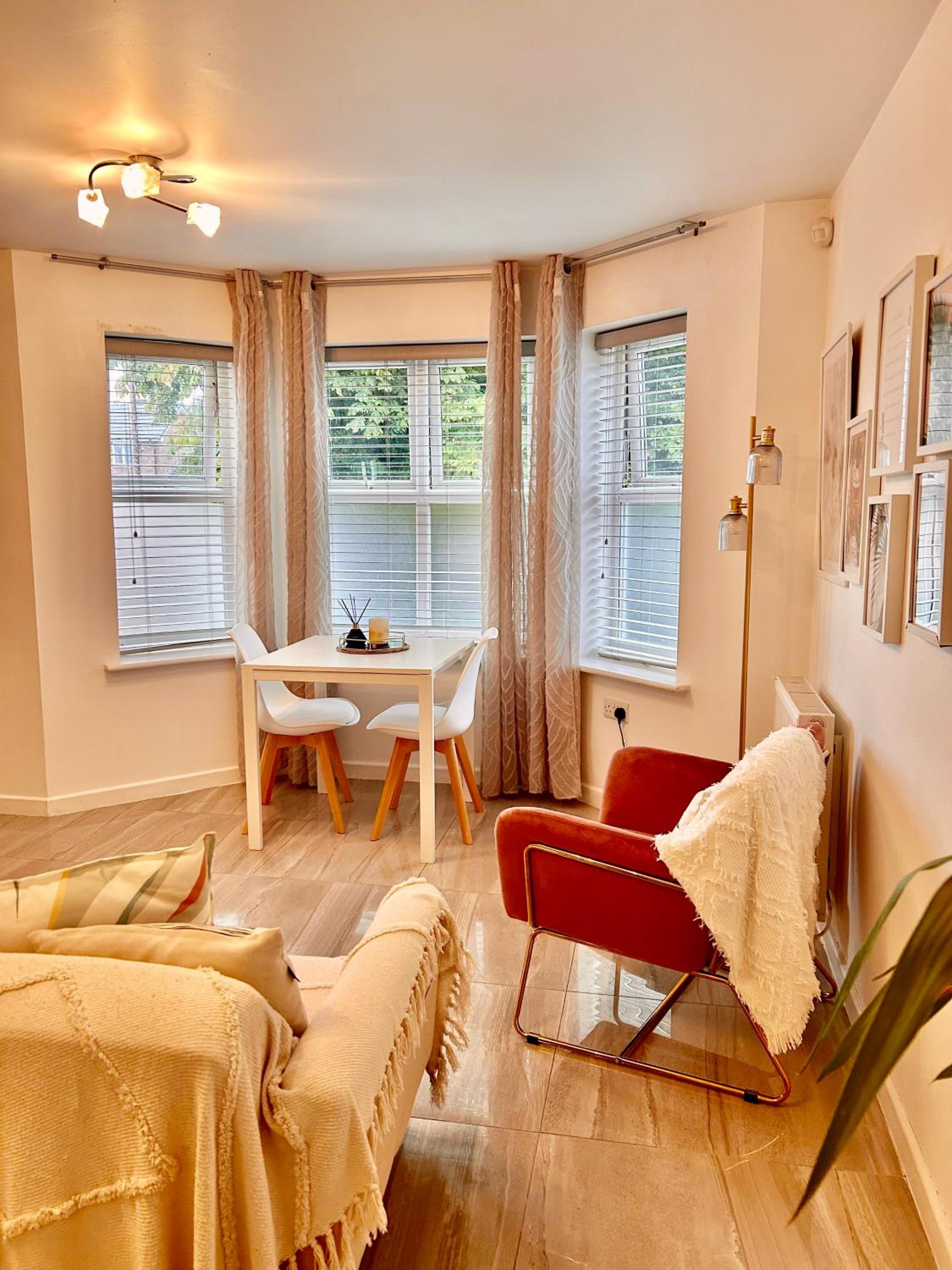 Modern 2 Bed Apartment With Free Parking And Netflix view 4