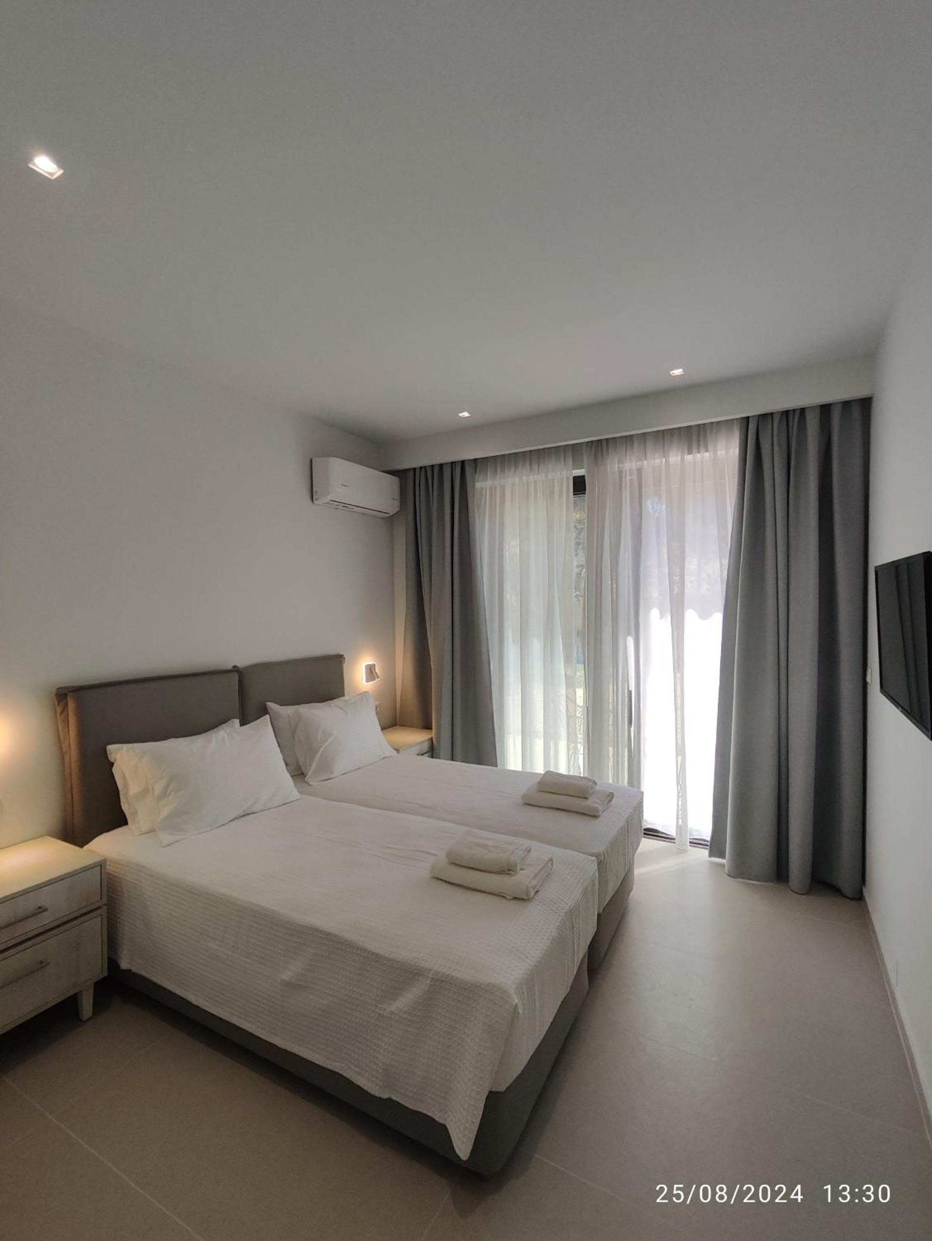 Arillas Villas dinos