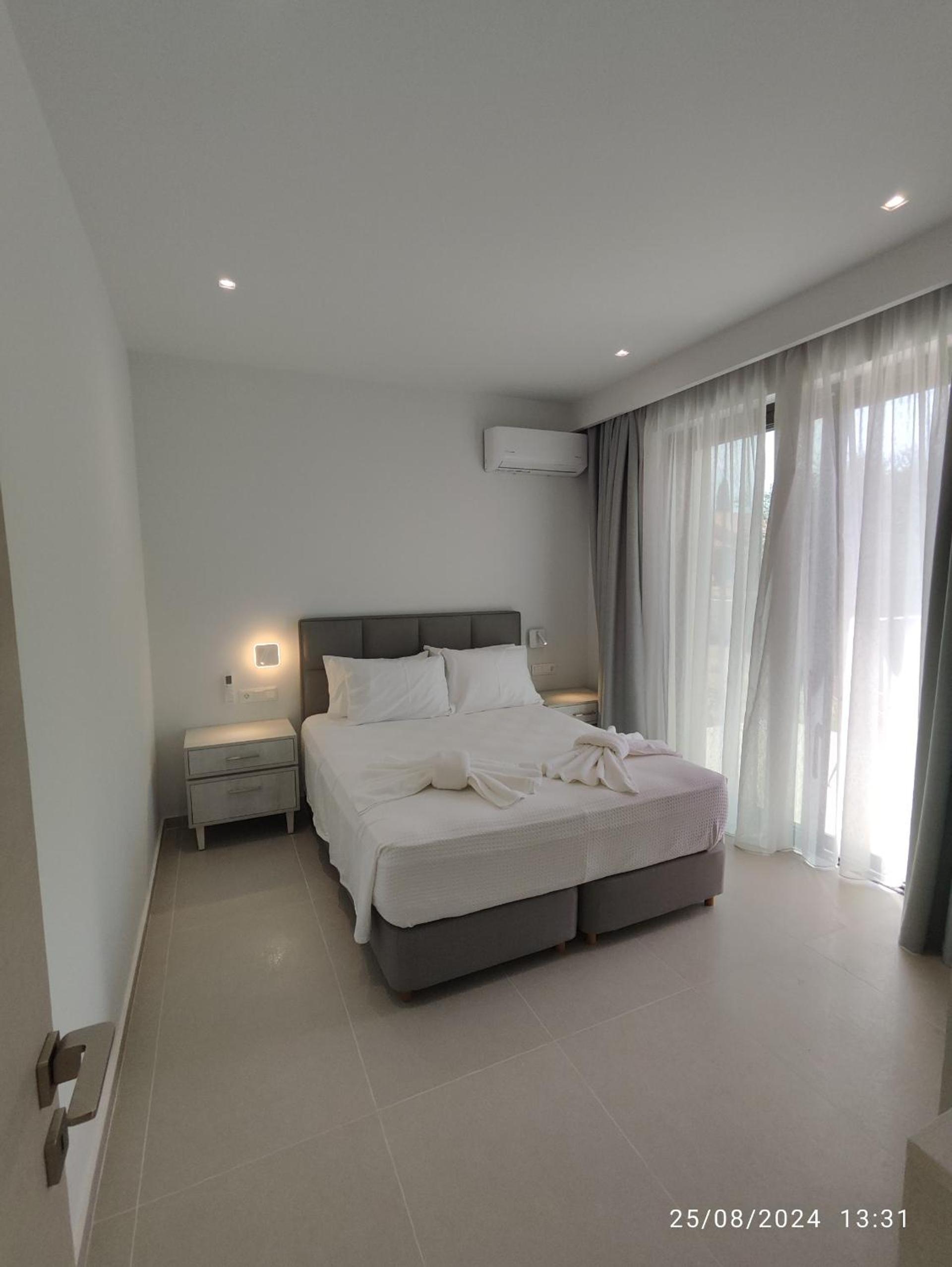 Arillas Villas dinos