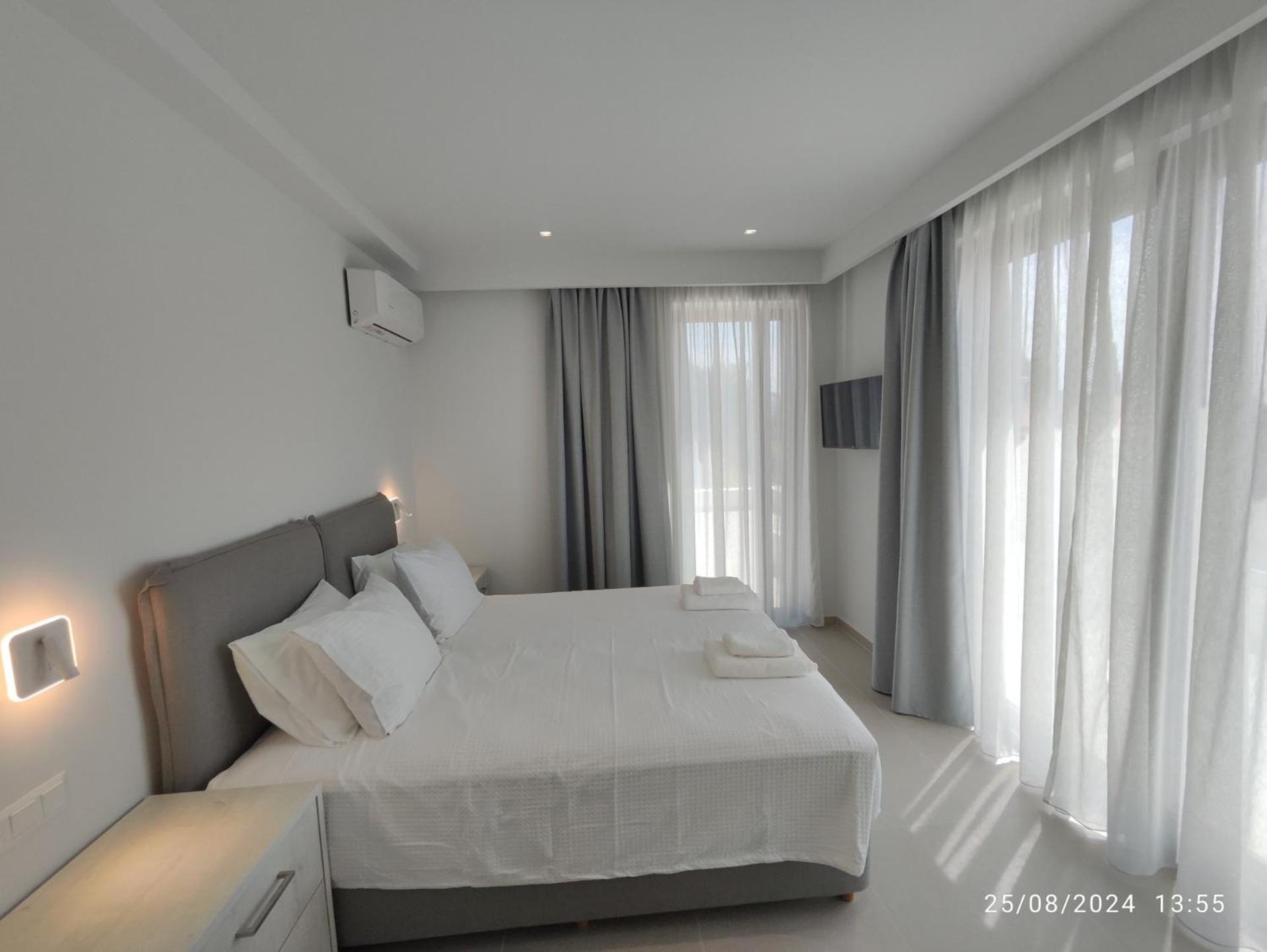 Arillas Villas dinos