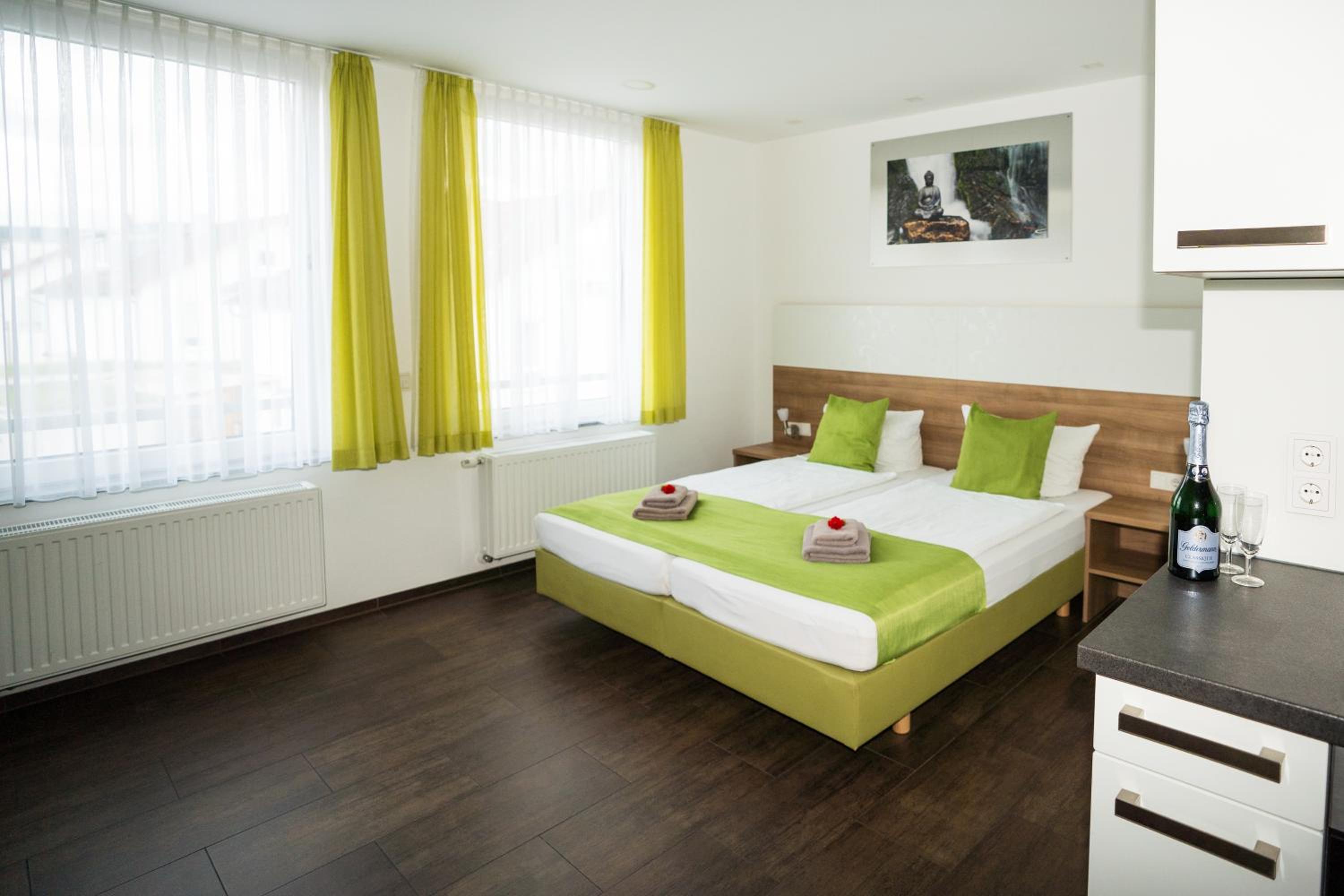 B&B Outlet Hotel - Metzingen - Bad Urach - Free Parking