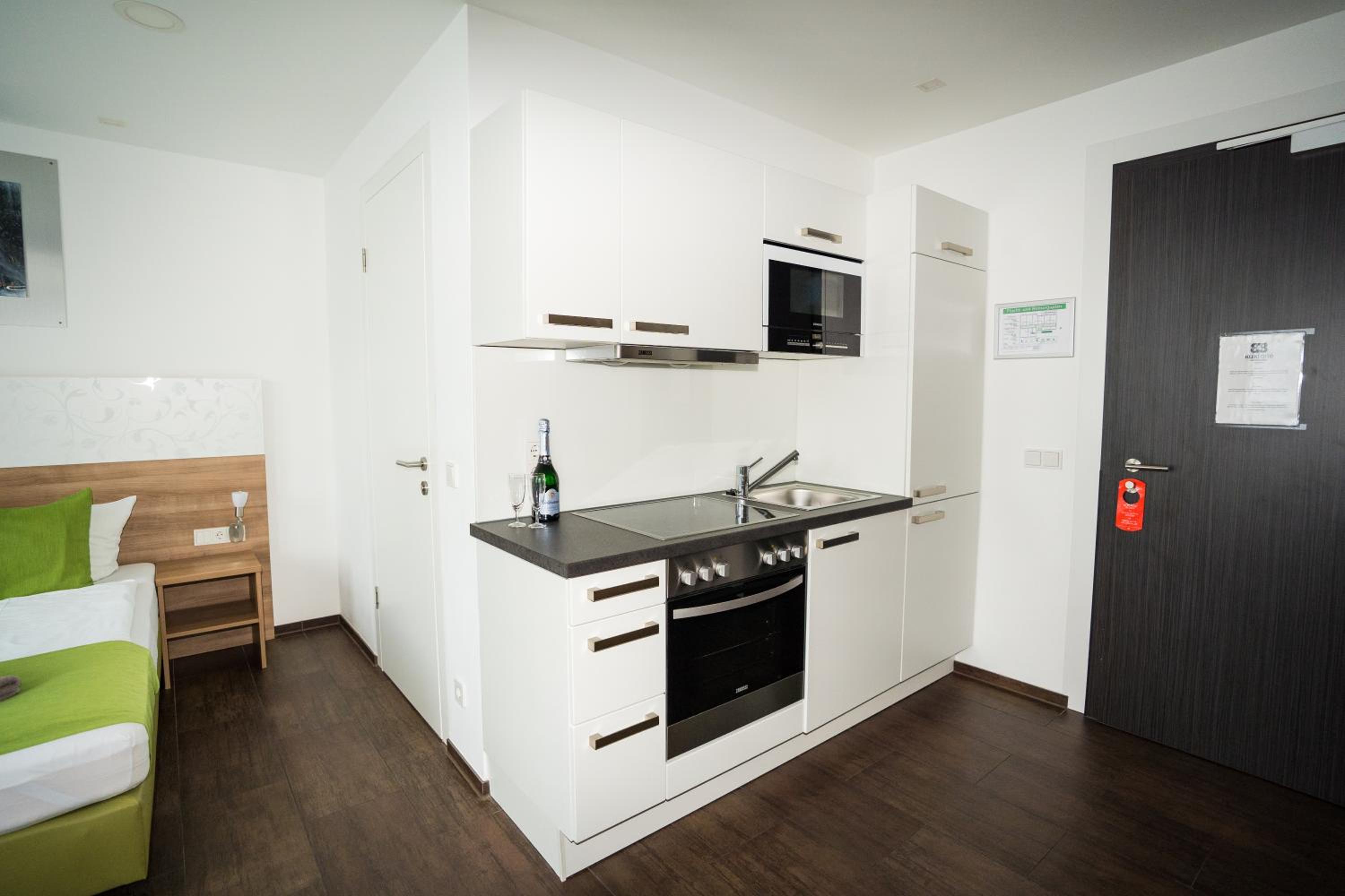 B&B Outlet Hotel - Metzingen - Bad Urach - Free Parking