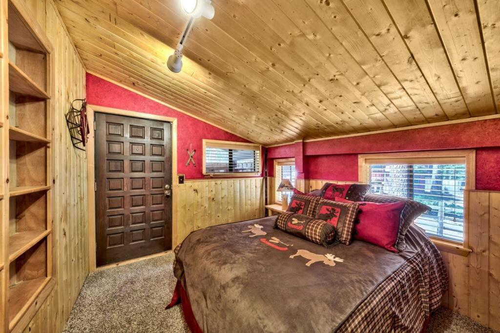 Cozy and central Tahoe cabin with private hot-tub outdoor fireplaces close to slopes - Property Image 1