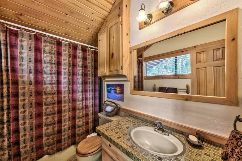Cozy and central Tahoe cabin with private hot-tub outdoor fireplaces close to slopes - Property Image 29