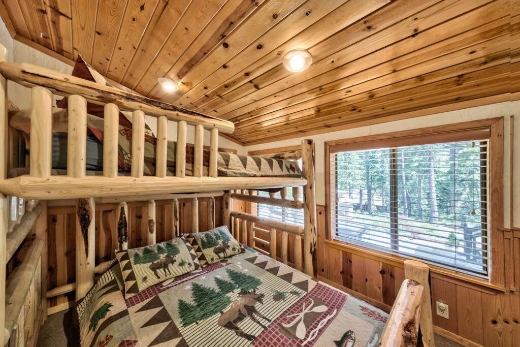 Cozy and central Tahoe cabin with private hot-tub outdoor fireplaces close to slopes - Property Image 27