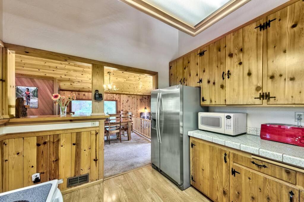 Cozy and central Tahoe cabin with private hot-tub outdoor fireplaces close to slopes - Property Image 20