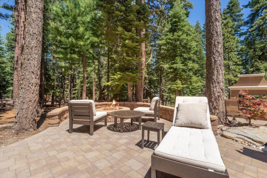 Cozy and central Tahoe cabin with private hot-tub outdoor fireplaces close to slopes - Property Image 19