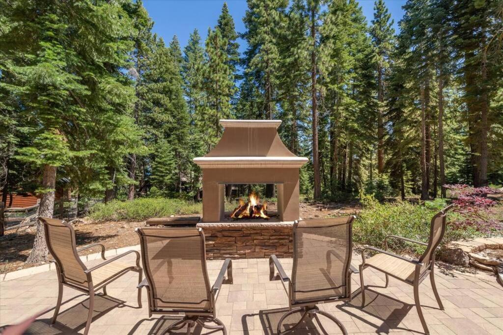 Cozy and central Tahoe cabin with private hot-tub outdoor fireplaces close to slopes - Property Image 12