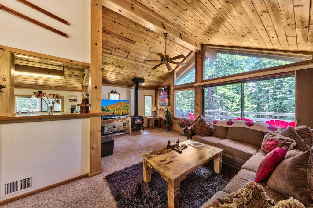 Cozy and central Tahoe cabin with private hot-tub outdoor fireplaces close to slopes - Property Image 9