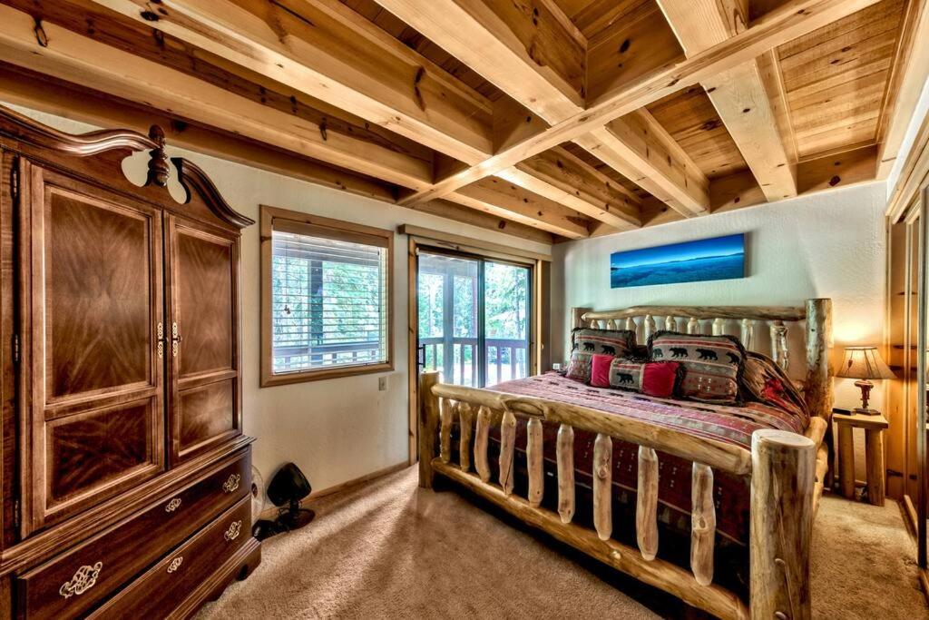 Cozy and central Tahoe cabin with private hot-tub outdoor fireplaces close to slopes - Property Image 5