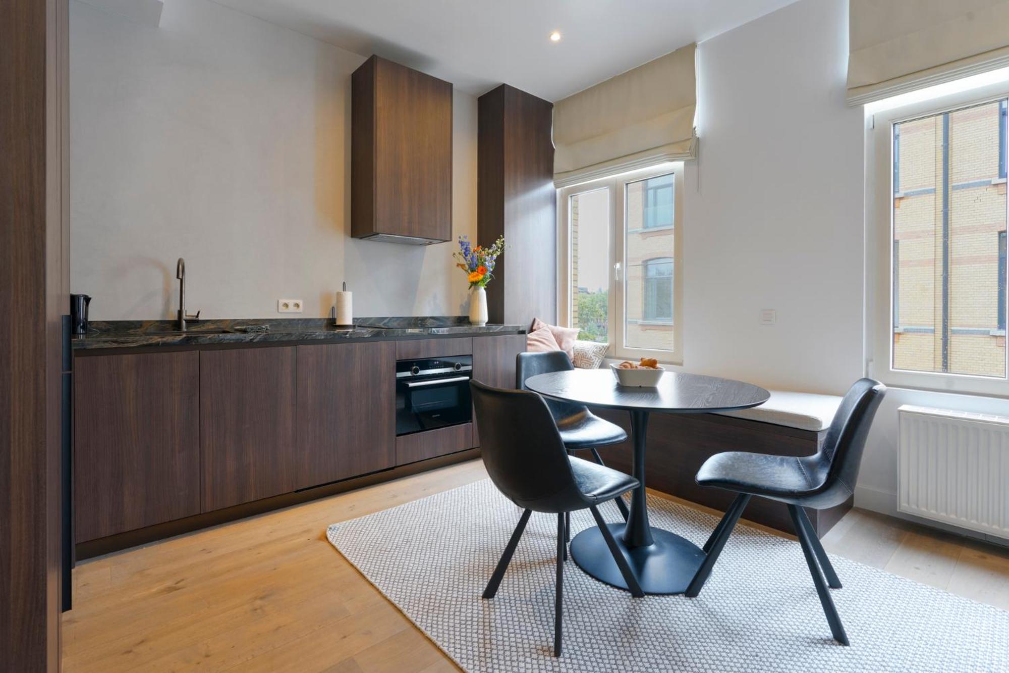 Classy 1BR Apartment Overlooking a Beautiful Park