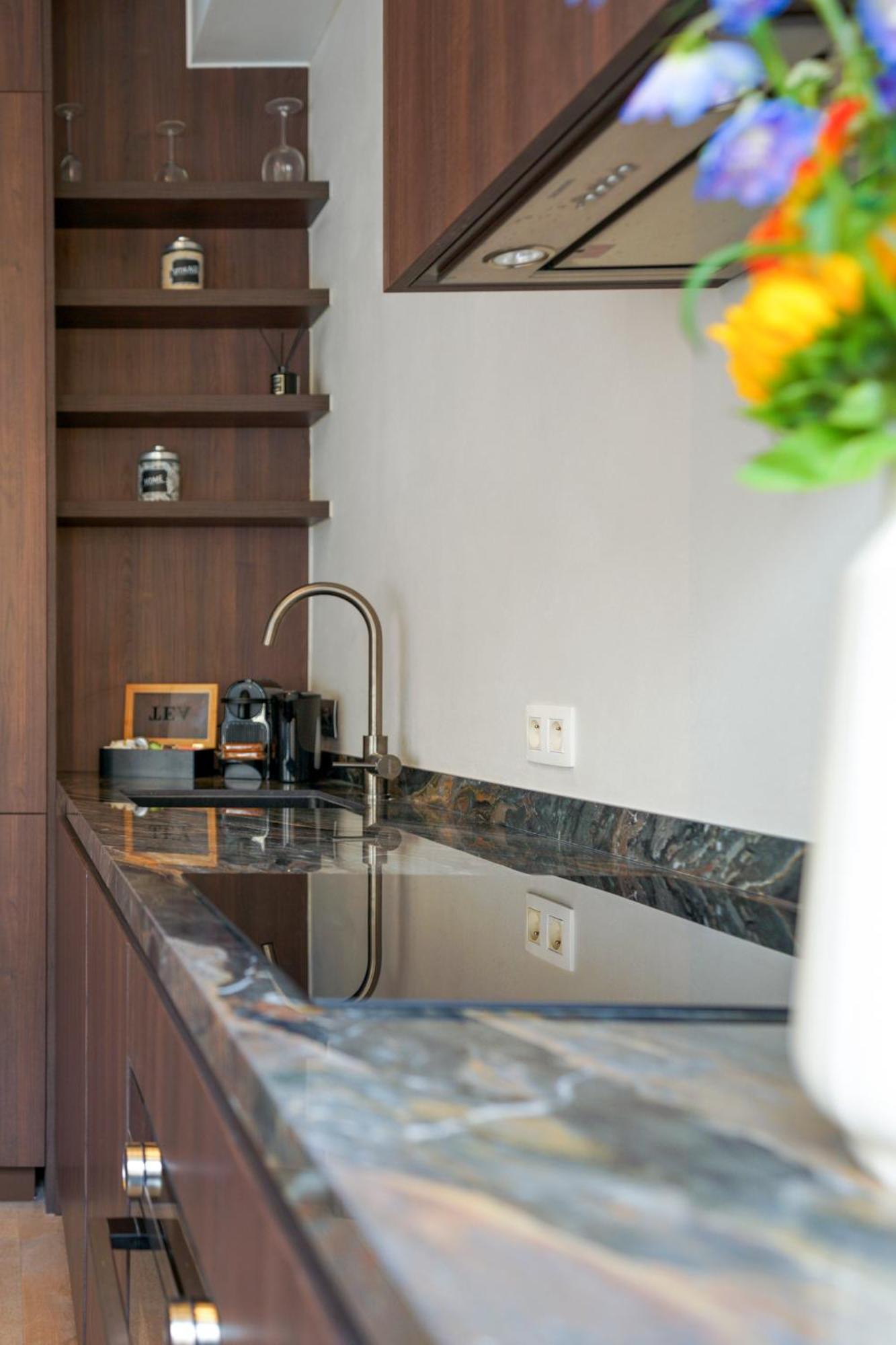 Classy 1BR Apartment Overlooking a Beautiful Park