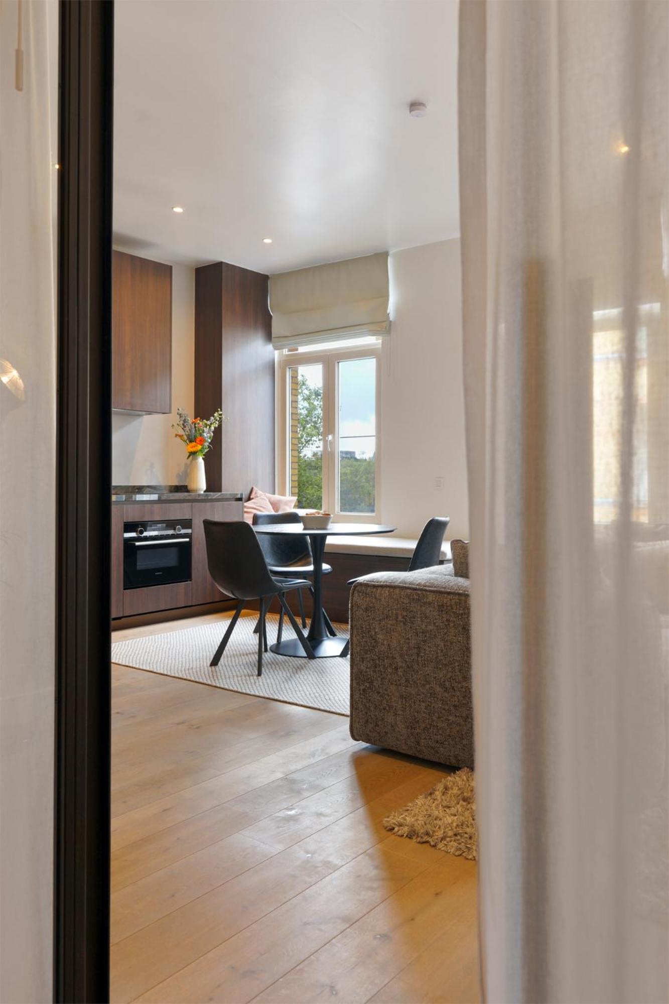 Classy 1BR Apartment Overlooking a Beautiful Park