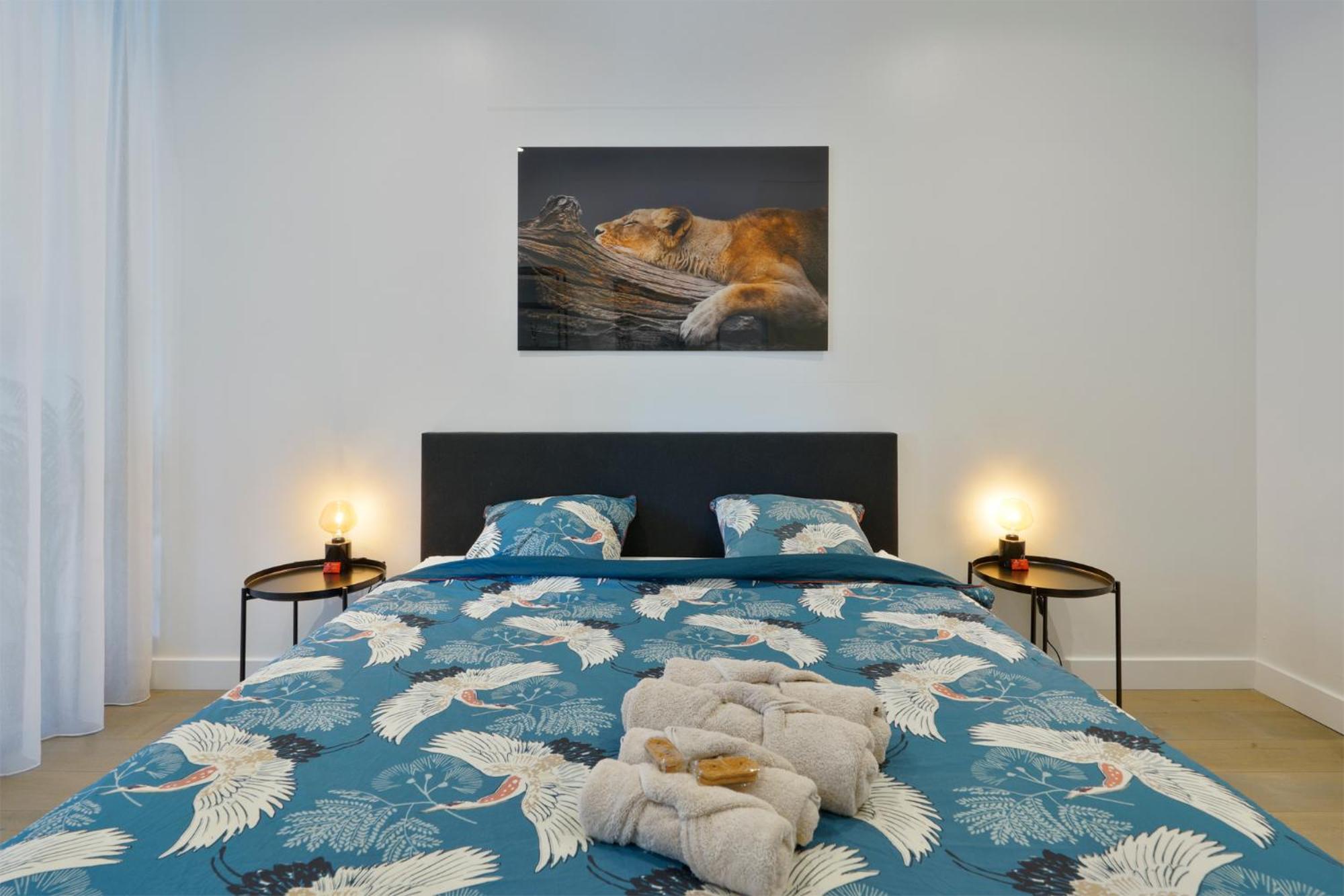 Classy 1BR Apartment Overlooking a Beautiful Park