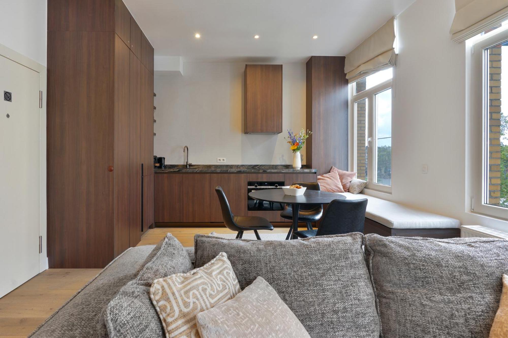 Classy 1BR Apartment Overlooking a Beautiful Park