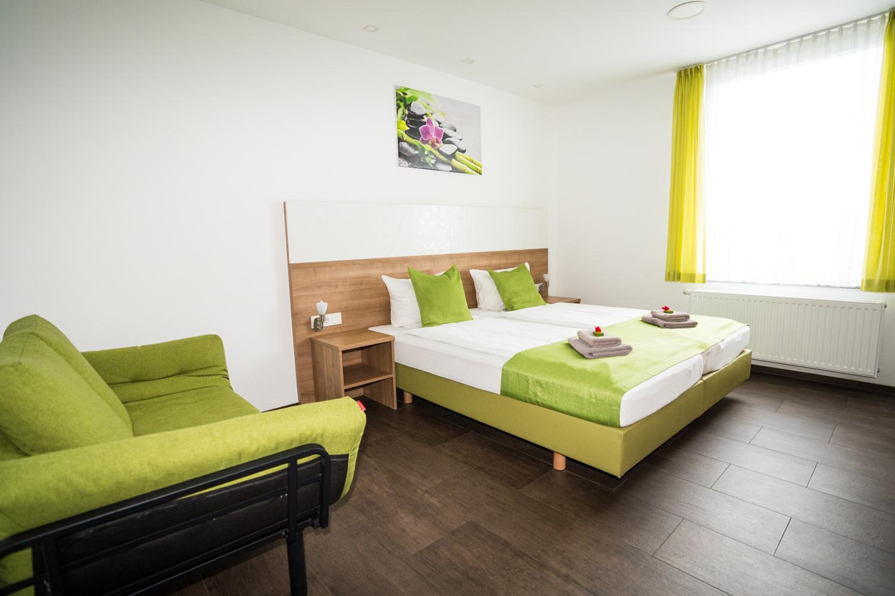 B&B Outlet Hotel - Metzingen - Bad Urach - Free Parking