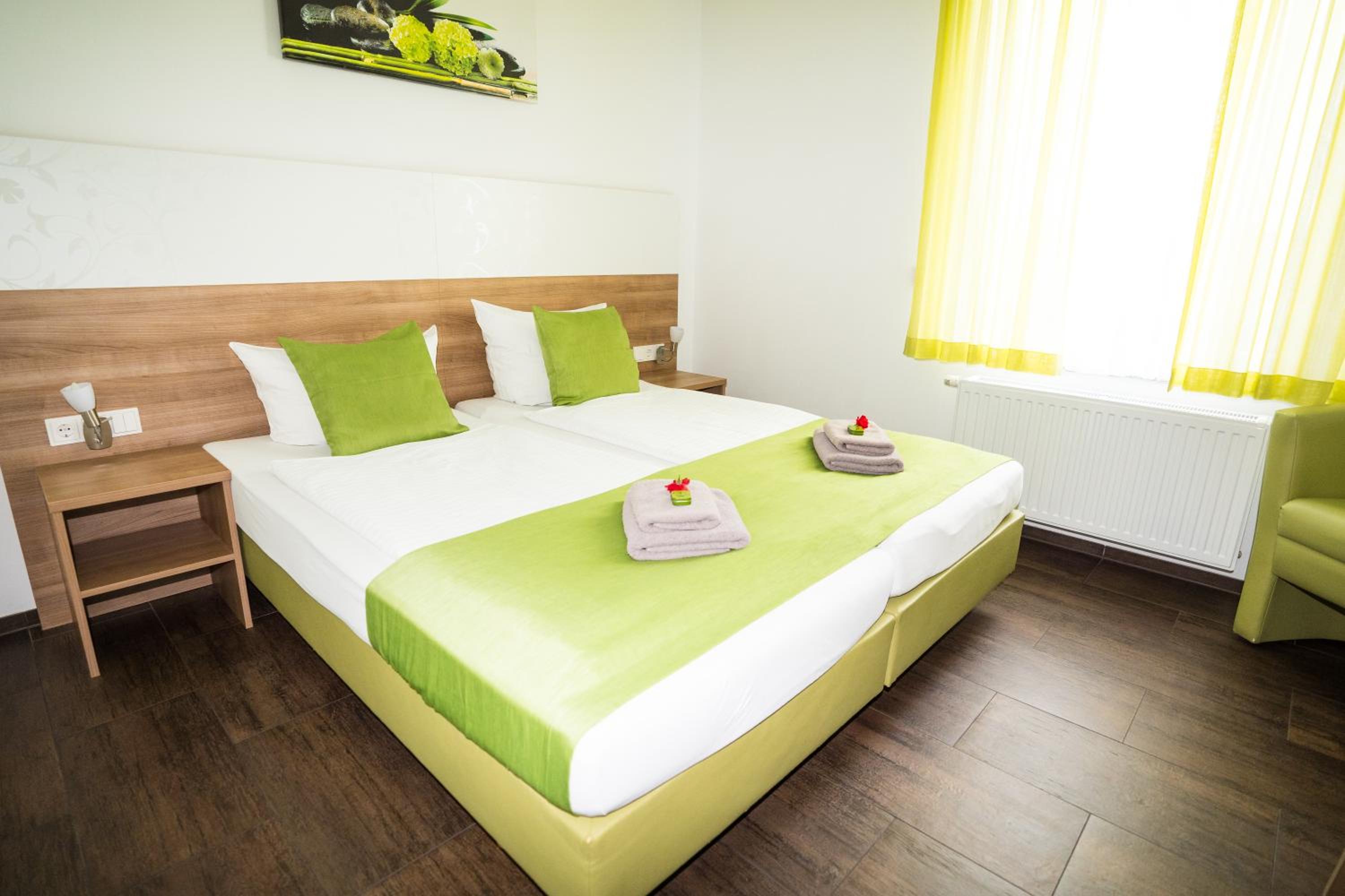B&B Outlet Hotel - Metzingen - Bad Urach - Free Parking