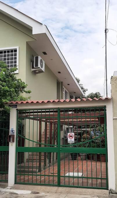 Departamento Puerto Azul via a la costa