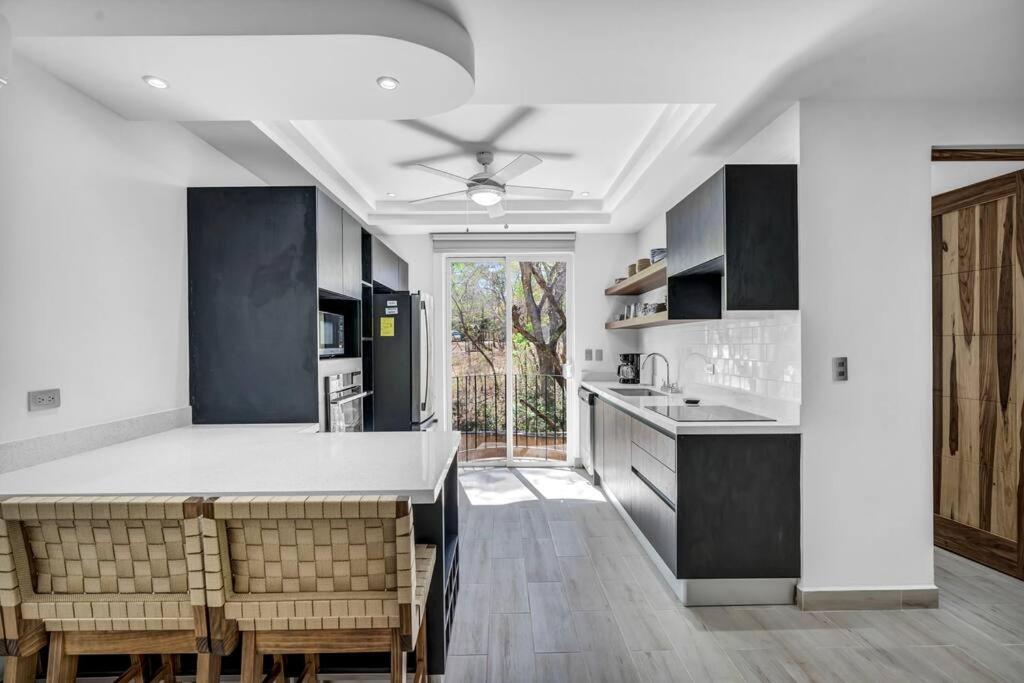 Gav4 New Condo in Location Walkable to Beach