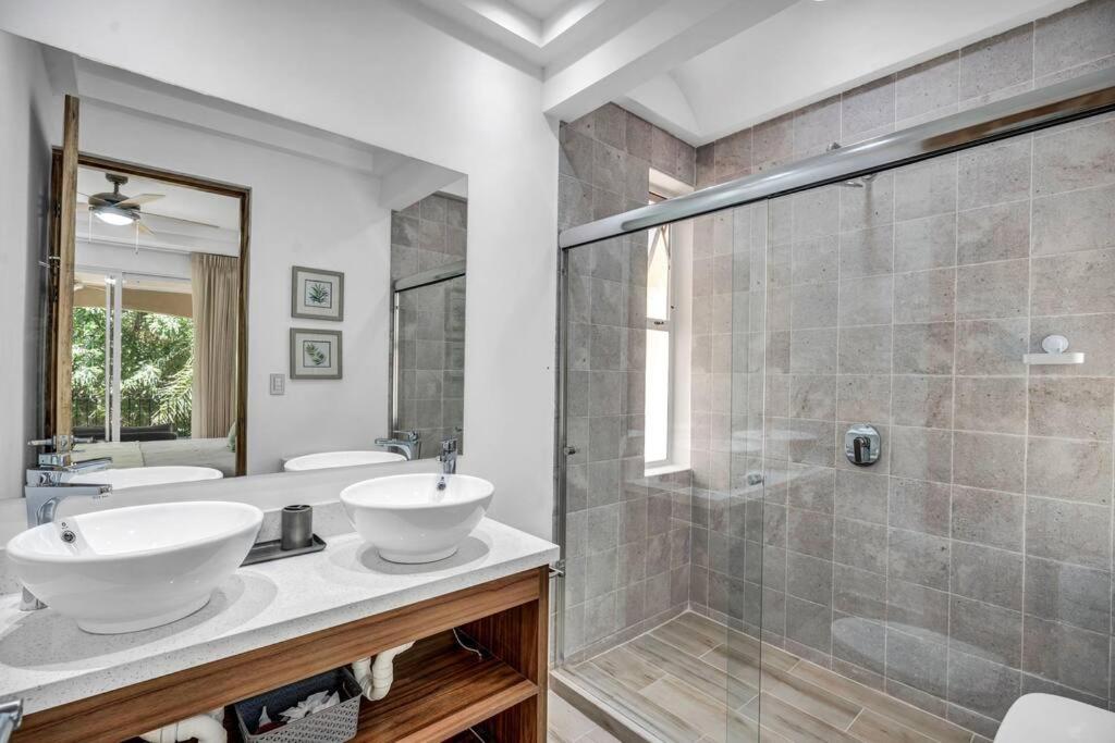 Gav4 New Condo in Location Walkable to Beach