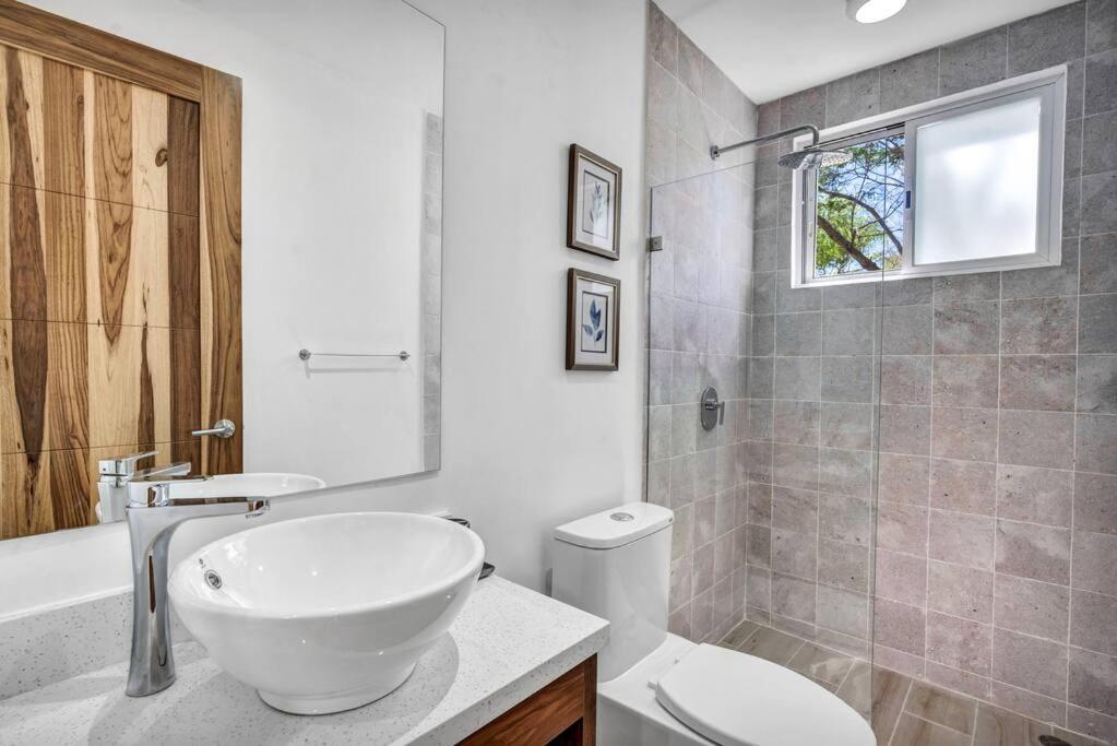 Gav4 New Condo in Location Walkable to Beach