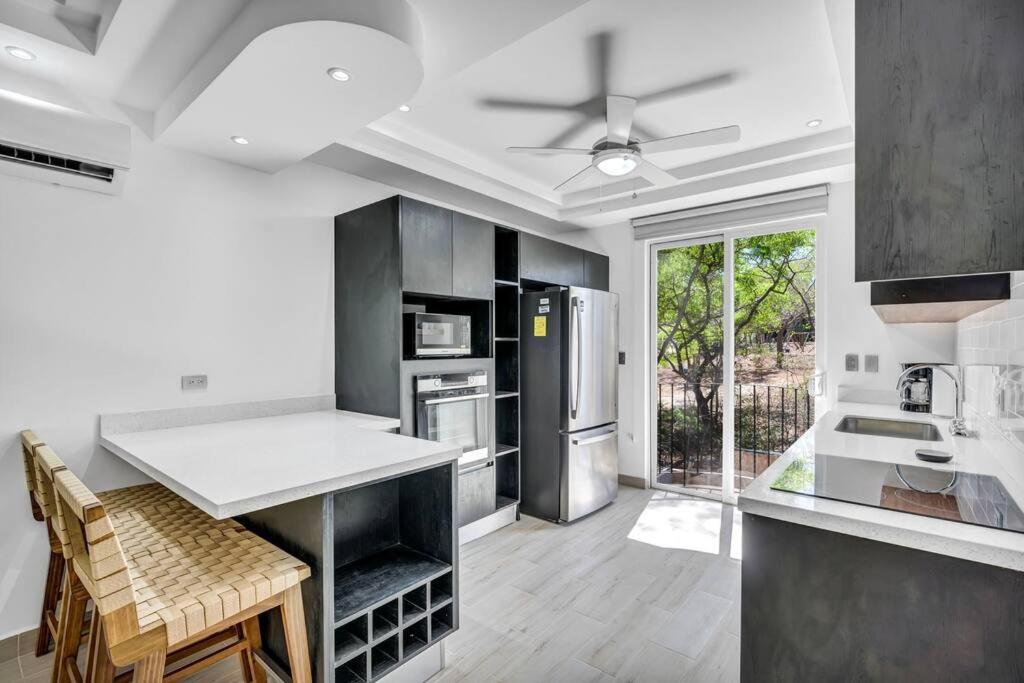 Gav4 New Condo in Location Walkable to Beach