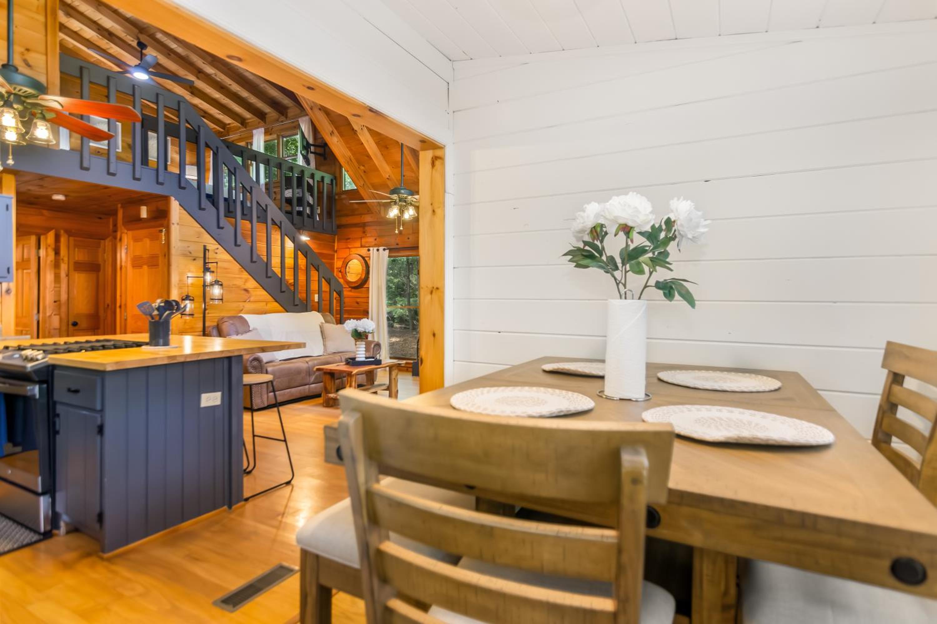 Downward Dog Lodge - Mountain Yoga Retreat, Hot Tub & Pet-Friendly Escape
