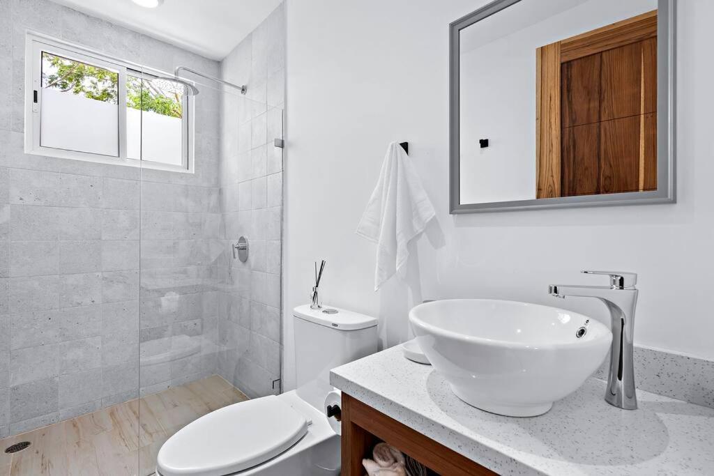 Gav5 New Modern Condo Walking Distance to Beach