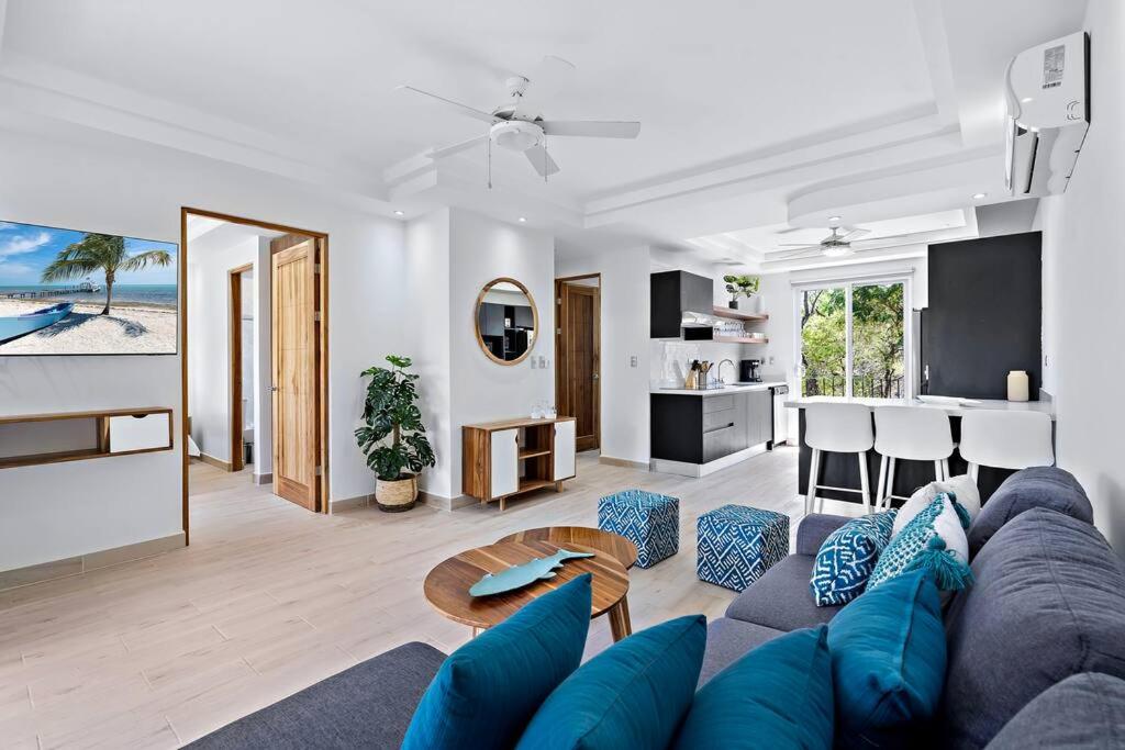 Gav5 New Modern Condo Walking Distance to Beach