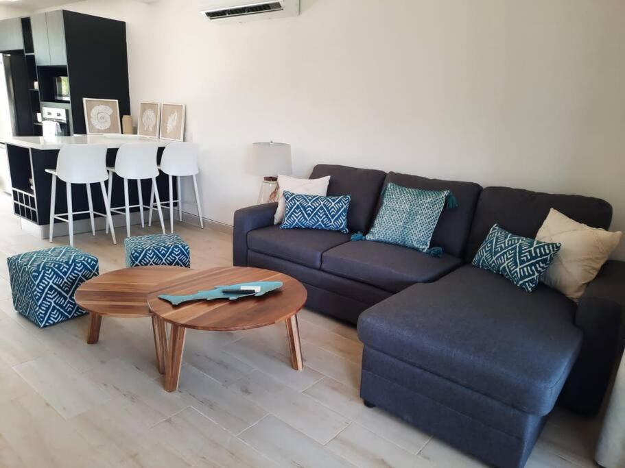 Gav5 New Modern Condo Walking Distance to Beach