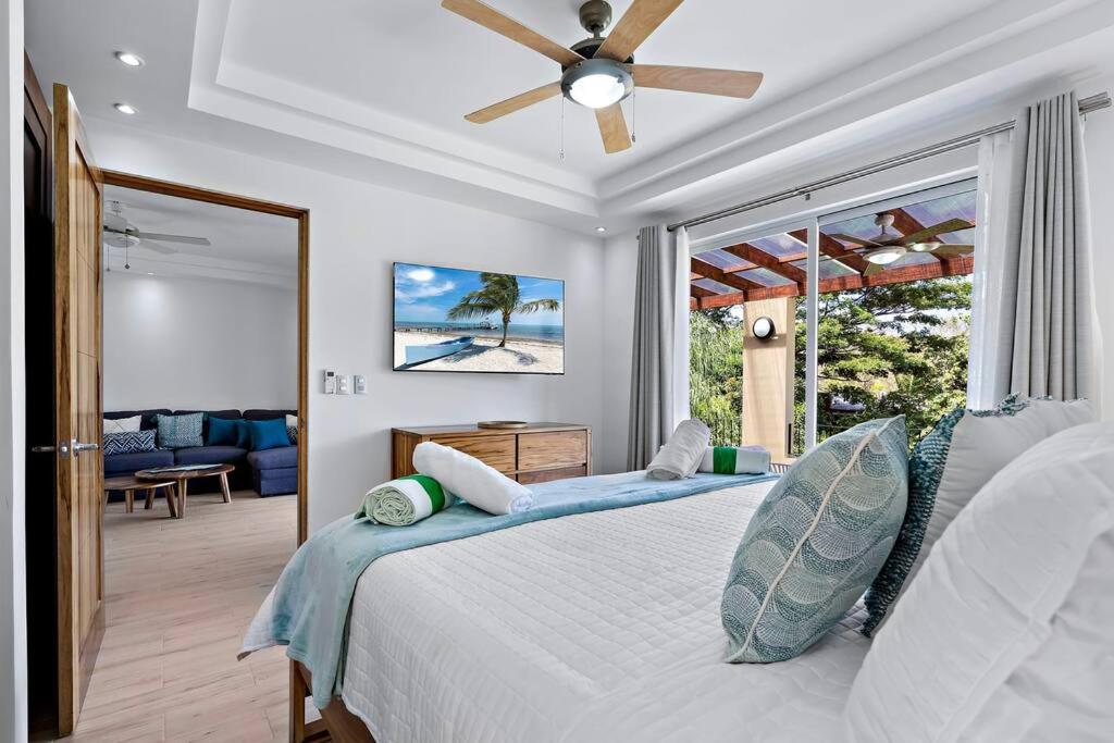 Gav5 New Modern Condo Walking Distance to Beach