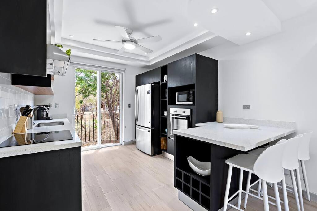 Gav5 New Modern Condo Walking Distance to Beach