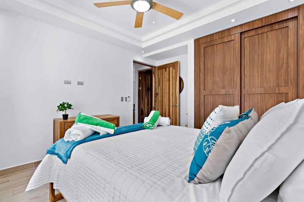 Gav5 New Modern Condo Walking Distance to Beach