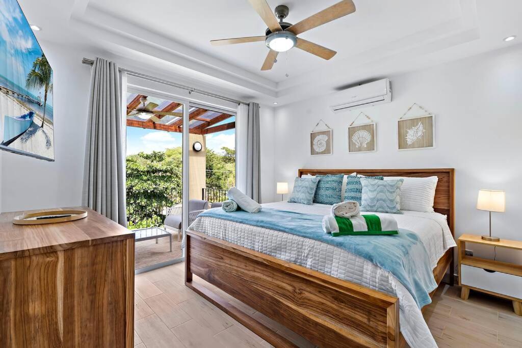 Gav5 New Modern Condo Walking Distance to Beach
