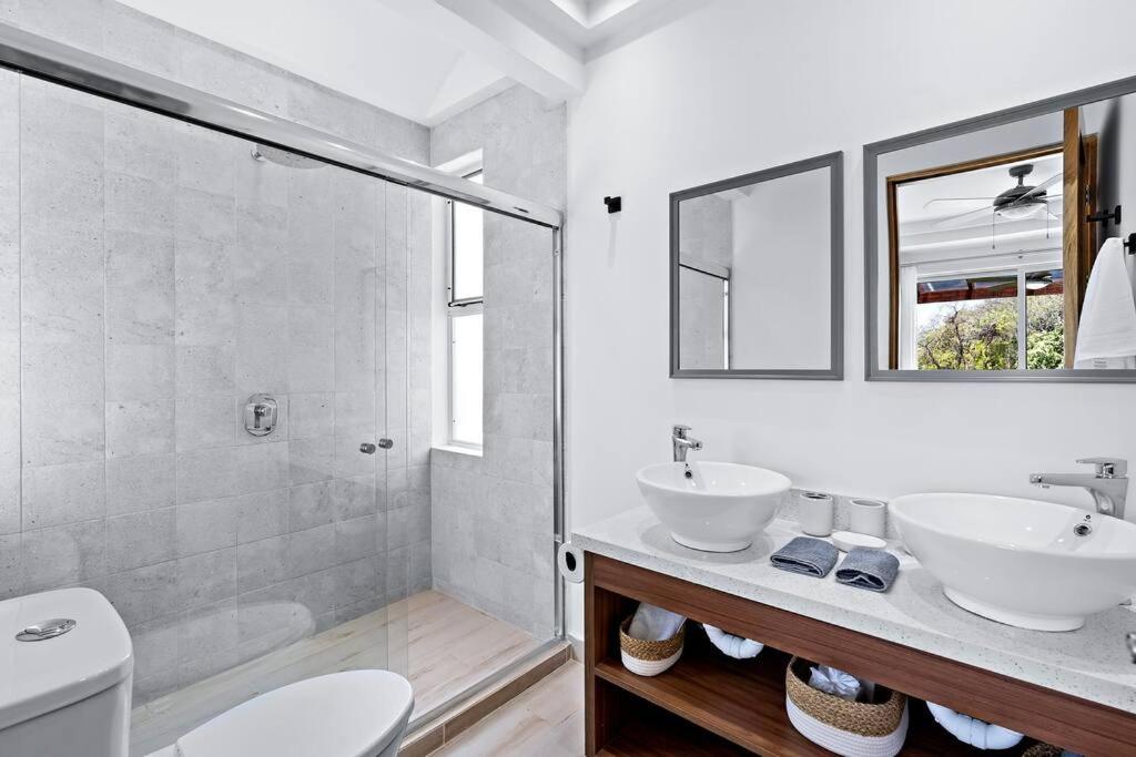 Gav5 New Modern Condo Walking Distance to Beach