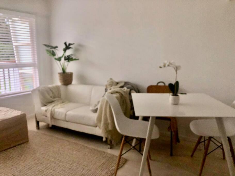 Own sunny quiet haven, own 1 bedroom house & garden with car park, central to Airport, CBD & Sylvia Park Mall