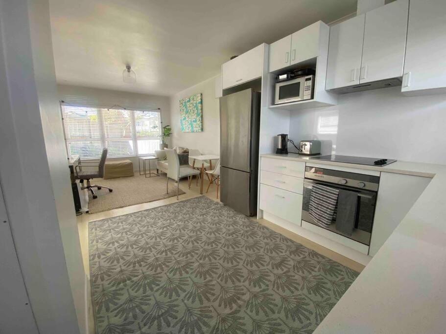 Own sunny quiet haven, own 1 bedroom house & garden with car park, central to Airport, CBD & Sylvia Park Mall