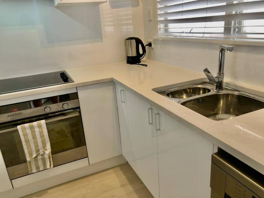 Own sunny quiet haven, own 1 bedroom house & garden with car park, central to Airport, CBD & Sylvia Park Mall