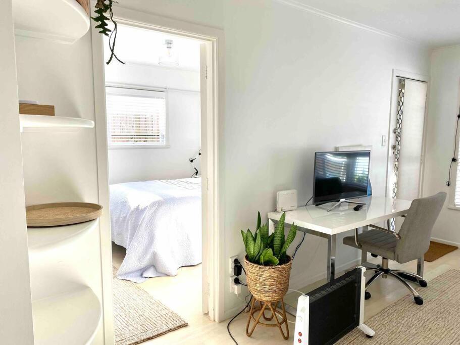 Own sunny quiet haven, own 1 bedroom house & garden with car park, central to Airport, CBD & Sylvia Park Mall