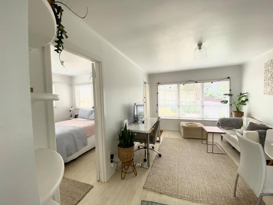 Own sunny quiet haven, own 1 bedroom house & garden with car park, central to Airport, CBD & Sylvia Park Mall