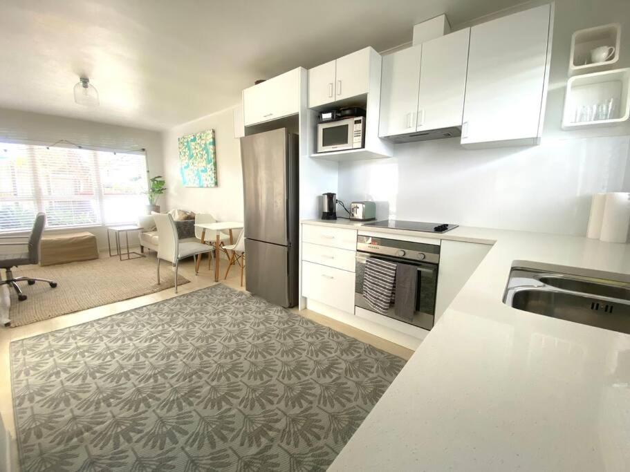 Own sunny quiet haven, own 1 bedroom house & garden with car park, central to Airport, CBD & Sylvia Park Mall