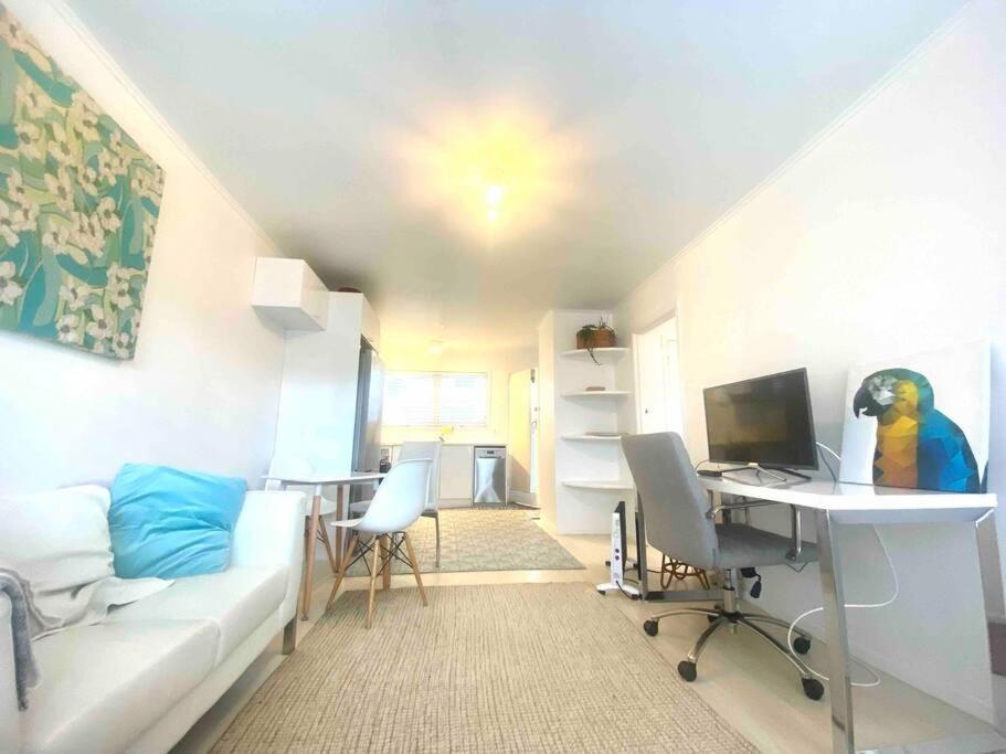 Own sunny quiet haven, own 1 bedroom house & garden with car park, central to Airport, CBD & Sylvia Park Mall